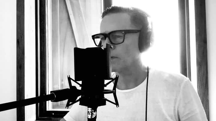 ブライアン・アダムスのインスタグラム：「When You Love Someone. A song written for my unplugged concert for MTV back in 1997. (Go to my YouTube channel to see the full song). This is a rethink of the track, a duet version with me singing harmony to myself and playing harmonica. I wrote this song with the wonderful @gretchenpeters and the musical genius Michael Kamen. Michael was my musical brother who died way to young of MS and will always be missed. And the beautiful thing is, that no matter how long he’s been gone, his music lives on... #bryanadamswhenyoulovesomeone #michaelkamen #bryanadamsmtvunplugged #fuckcovid #fuckMS  when you love someone - you'll do anything  you'll do all the crazy things that you can't explain  you'll shoot the moon - put out the sun  when you love someone   you'll deny the truth - believe a lie  there'll be times when you'll believe you can really fly  but your lonely nights - have just begun  when you love someone   when you love someone - you'll feel it deep inside  and nothin else can ever change your mind  when you want someone - when you need someone  when you love someone...   when you love someone - you'll sacrifice  you'd give it everything you got and you won't think twice  you'd risk it all - no matter what may come  when you love someone  you'll shoot the moon - put out the sun  when you love someone」