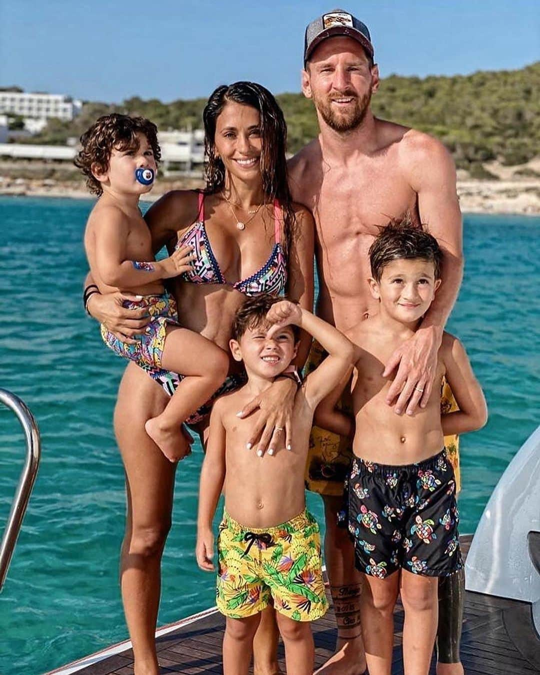 FCバルセロナさんのインスタグラム写真 - (FCバルセロナInstagram)「🔋Players during their holidays ☀️🏝」7月27日 1時47分 - fcbarcelona