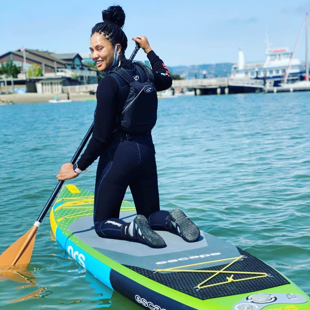 エイヨシャ・カレーさんのインスタグラム写真 - (エイヨシャ・カレーInstagram)「Tried SUP last weekend. So serene and perfect for clearing the mind. I had “Oceans” playing and we were able to just be. We love the bay. I love my bay be 🖤」7月27日 1時39分 - ayeshacurry