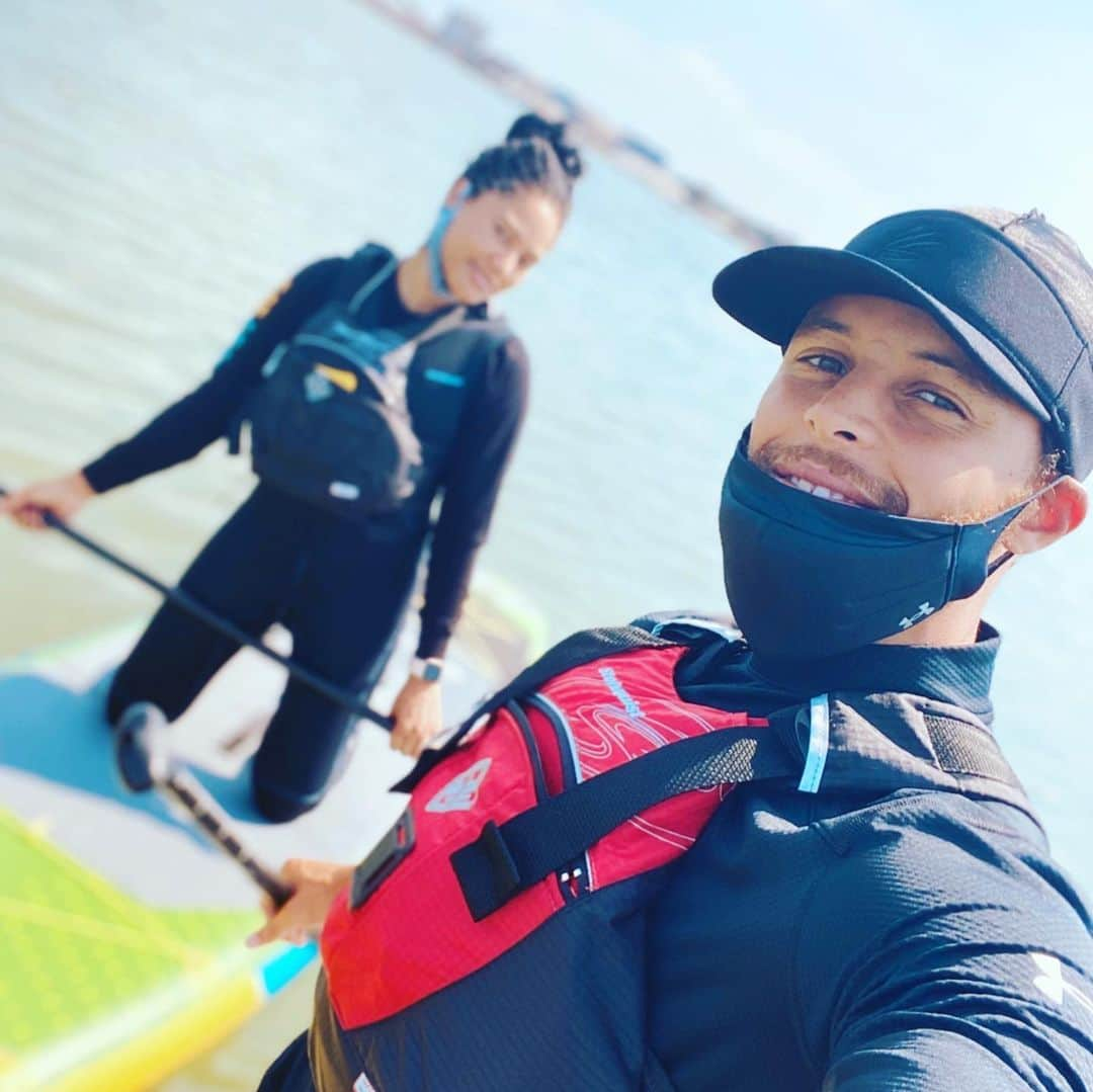 エイヨシャ・カレーさんのインスタグラム写真 - (エイヨシャ・カレーInstagram)「Tried SUP last weekend. So serene and perfect for clearing the mind. I had “Oceans” playing and we were able to just be. We love the bay. I love my bay be 🖤」7月27日 1時39分 - ayeshacurry