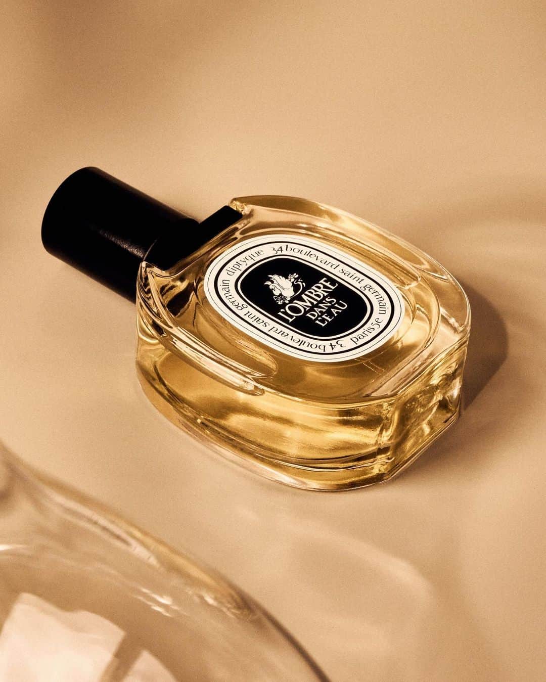 のインスタグラム：「Warm and floral, @diptyque’s L’Ombre Dans L’Eau is inspired by a walk through an English garden and is something this fragrance-hoarding editor uses in bulk throughout the summer. If you’re not into sweet fragrances, then this probably isn’t for you, but its richly layered wafts of Bulgarian rose and petitgrain make it one of the most intoxicatingly summery scents on the market. Fair warning: one spritz is plenty. Still searching for your summer scent? We’ve curated a small selection here to help you out - head to the link in bio to discover the edit. #MRPORTERGrooming」