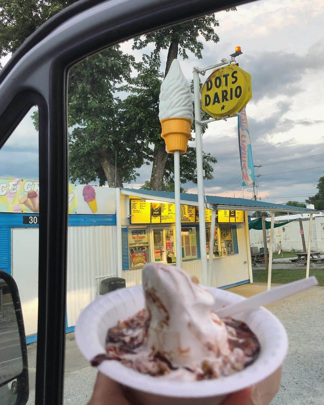 松島エミのインスタグラム：「Stumbled upon this cute amazing ice cream place in the middle of nowhere in North Carolina n got meself a Sundae🍦 ノースキャロライナ州のど田舎で見つけたアイスクリーム屋。可愛くない？！ 空もパステル色で💯 . . #usroadtrip#roadtrip#icecreamstop#northcarolina#ロードトリップ#アメリカ旅行#アイス#ノースキャロライナ」