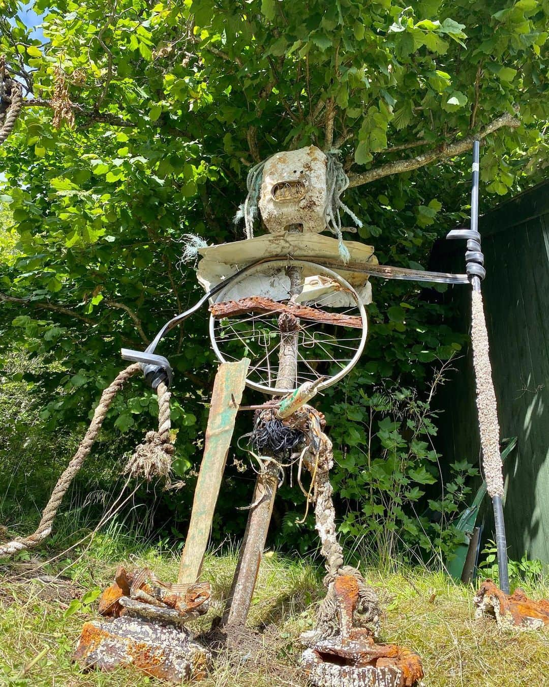 ステール・サンドベックさんのインスタグラム写真 - (ステール・サンドベックInstagram)「Went diving for trash🏊 & made a sculpture of the shit we found. #PickUpYoShit 🧜🏼‍♂️」7月27日 1時55分 - stalesandbech