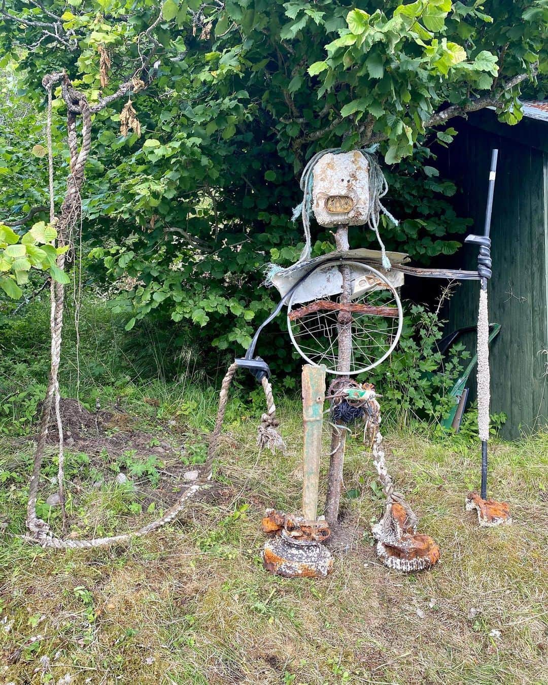 ステール・サンドベックさんのインスタグラム写真 - (ステール・サンドベックInstagram)「Went diving for trash🏊 & made a sculpture of the shit we found. #PickUpYoShit 🧜🏼‍♂️」7月27日 1時55分 - stalesandbech