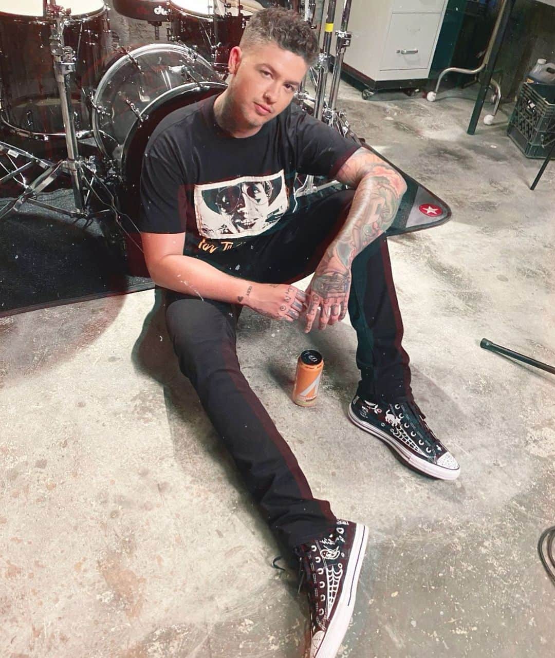 T・ミルズのインスタグラム：「i color coordinate my @ashocenergy to all of my shirts... what do you think i’m filming? correct guesses get a reply」