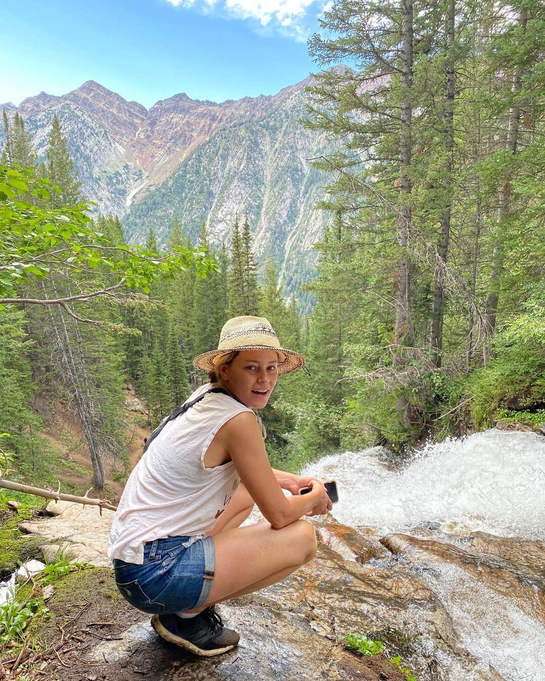 エリザベス・バンクスさんのインスタグラム写真 - (エリザベス・バンクスInstagram)「Nature nut over here. Gloria Falls in Wasatch Mountains 🏔 photo by @maxhandelman #hike #outdoors #beautahful Waterfalls and moose in my stories.」7月27日 1時50分 - elizabethbanks