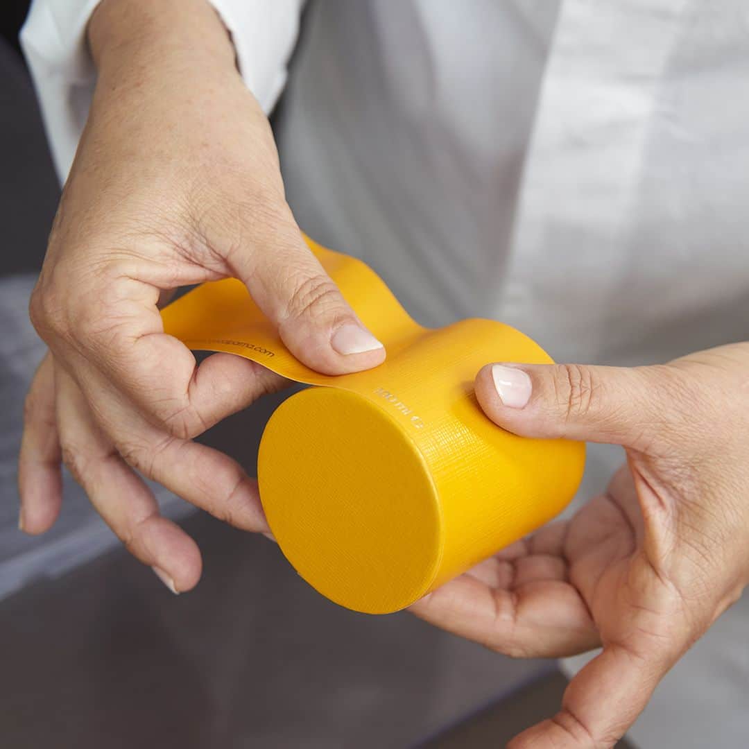 のインスタグラム：「The yellow ebossed paper is manually applied, making every single hat box a unique piece 💛⁣ #craftsmanship⁣ .⁣ .⁣ #acquadiparma #handmade #madeinitaly #italy #handcrafted #yellow #hatbox #colonia #tradition」
