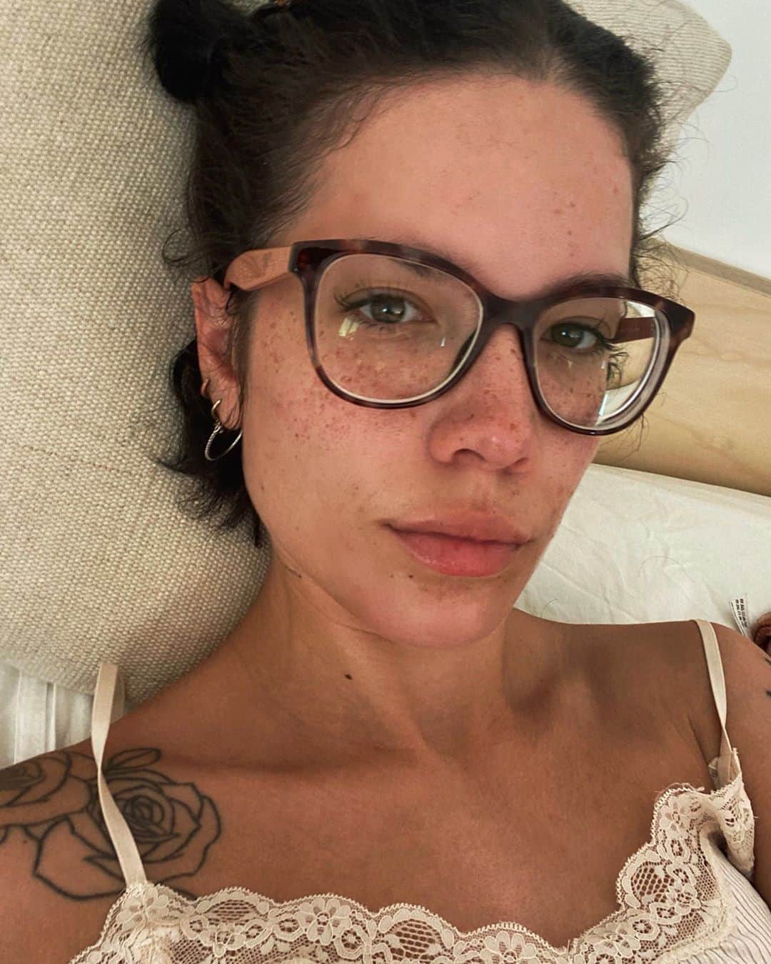 Halseyさんのインスタグラム写真 - (HalseyInstagram)「Random fact u might not know about me: I’ve worn glasses since I was 6! I have 20/800 vision. I guard my contact lenses on tour like gold, cause without them I wouldn’t make it 2 feet on to the stage. 🤸🏻‍♀️」7月27日 2時00分 - iamhalsey