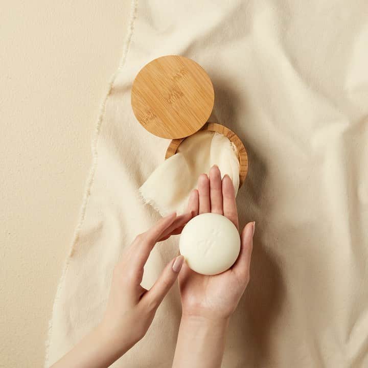 Saks Fifth Avenueのインスタグラム：「How to use @katemcleod's ingenious moisturizing stone: Open, unwrap, swipe on your skin, massage in and admire your new glow. #SaksBeauty」