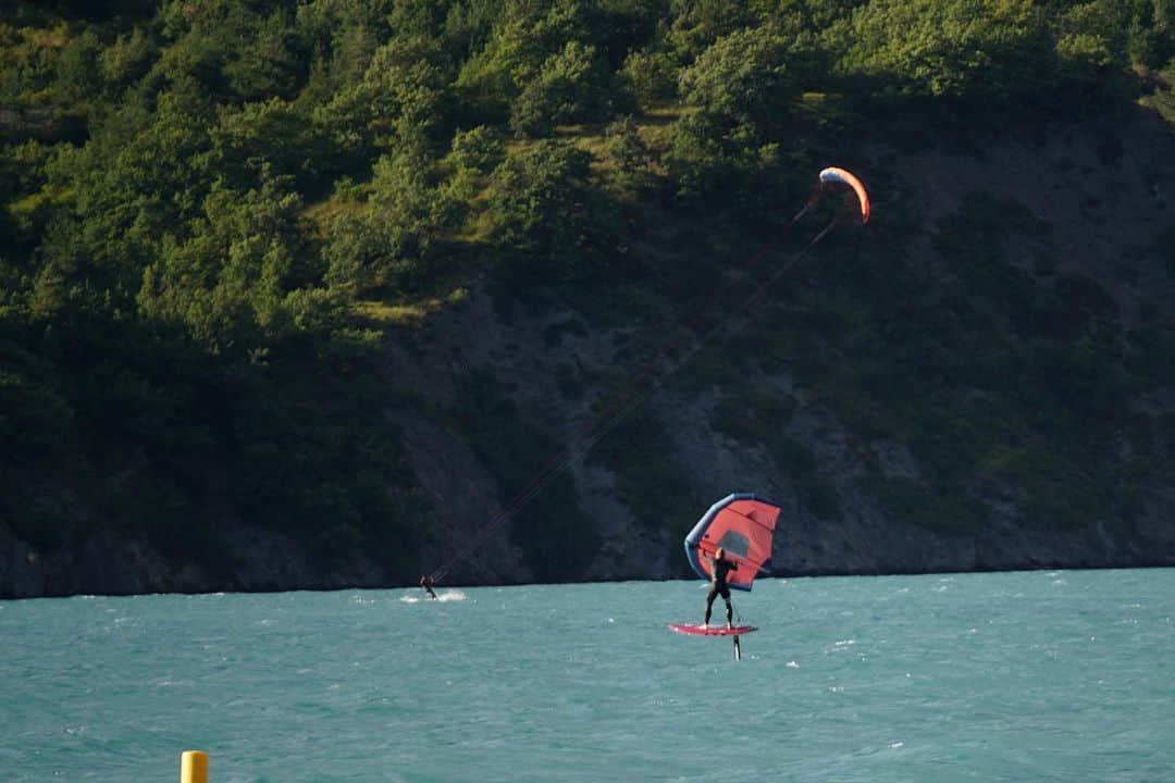ケビン・マイヤーさんのインスタグラム写真 - (ケビン・マイヤーInstagram)「Quel spot pour se reposer et apprendre la Wing entre les entraînements au Lac de Serre-Ponçon 😍 Merci pour cette semaine @restaurantlebus_spw 😉 À bientôt ✌️」7月27日 2時10分 - mayer.deca