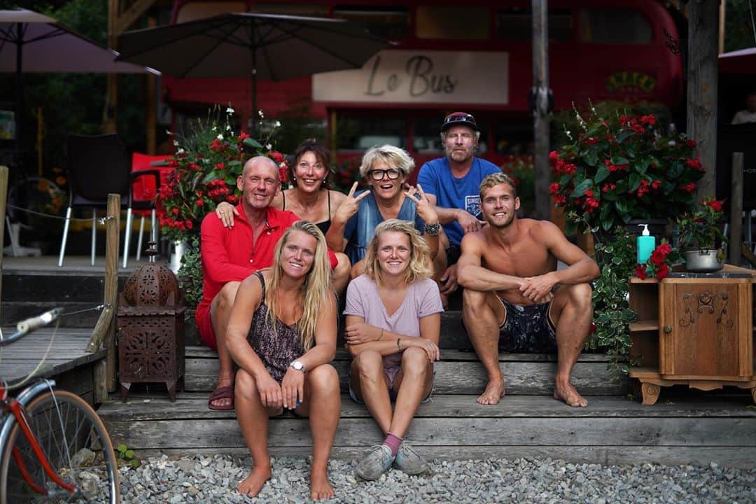 ケビン・マイヤーのインスタグラム：「Quel spot pour se reposer et apprendre la Wing entre les entraînements au Lac de Serre-Ponçon 😍 Merci pour cette semaine @restaurantlebus_spw 😉 À bientôt ✌️」