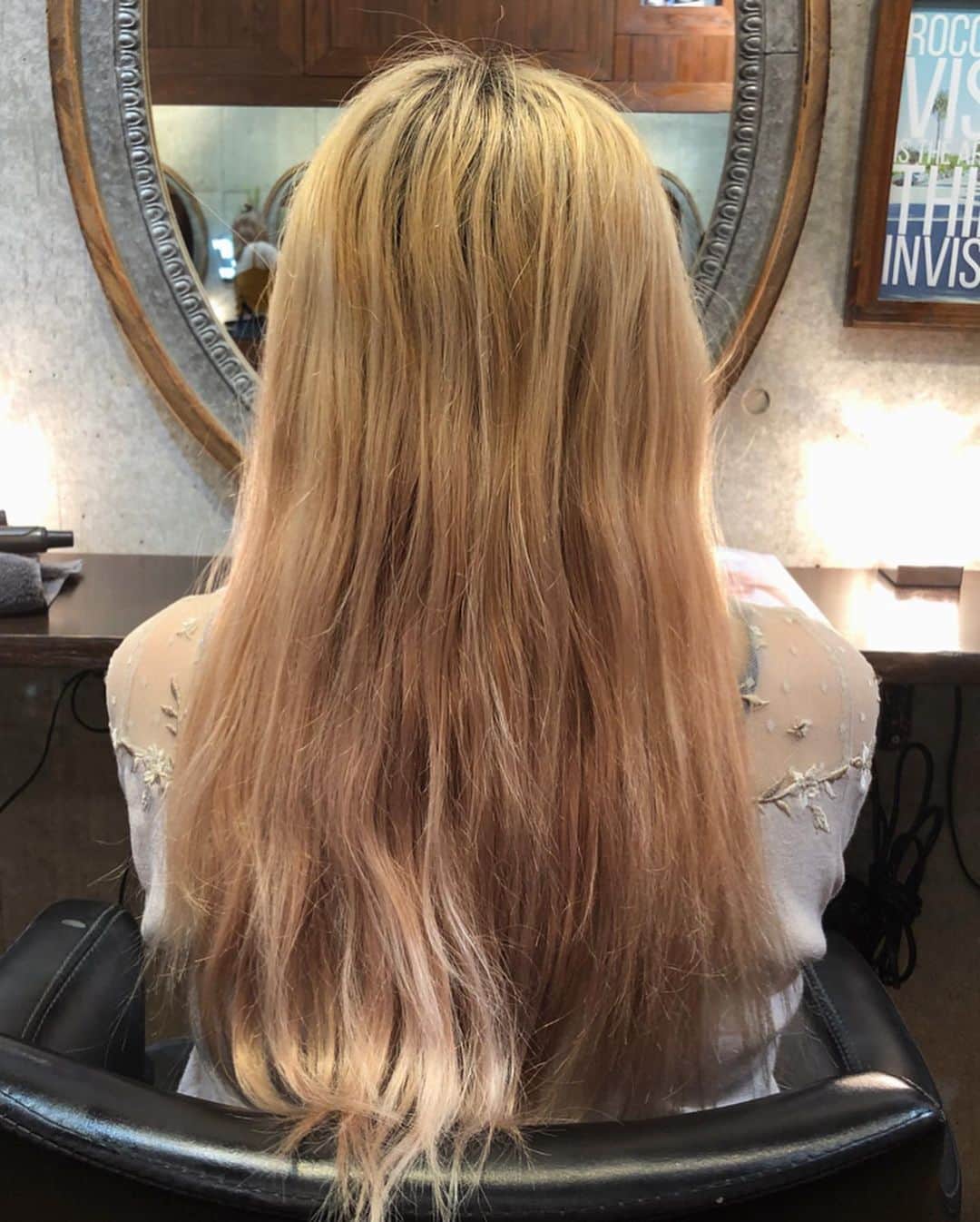 斉藤潤一さんのインスタグラム写真 - (斉藤潤一Instagram)「オッジィオットを最大限使いこなして 髪の修復と色の均等性を考えてやりました。 BeforeとAFTERを比較してください。 オッジィオットをやっているお店ならどこでもできるわけではなく。 かなりの数と経験から導き出した入れ方なので是非ROCOSPEARZでやってみて下さい。  バレイヤージュ　 #髪質改善 も可愛い  スタイリスト　#斉藤潤一  明るいカラーが好きな方は是非 . 〒150-0041 東京都渋谷区神南 ご予約はこちらへ ☞☞ TEL ☏﻿ ﻿03-3462-2093 web  roco@1cs.jp 渋谷 美容室 #rocospearz . 〒150-0041 東京都渋谷区神南1-14-9 第7FMGビルB1F . . ご予約はこちらへ ☞☞ TEL ☏﻿ ﻿03-3462-2093 web  roco@1cs.jp . ★平日  open  11:30-22:30 ★土日祝  open  11:00-21:30  #渋谷#東京#oggiotto#新宿#新宿美容室#ヘアアレンジ #外国人風#バレイヤージュ #hair#渋谷美容室 #インナーカラー#オシャレ #ダブルカラー#外国人風カラー#ショートヘア #ヘアアレンジ #ケアブリーチ  #ラベンダーアッシュ #newcolor # #tokyo #shibuya #hair #オッジィオット #モデル#バレイヤージュカラー #バレイヤージュグラデーション」7月27日 2時21分 - rocospearz