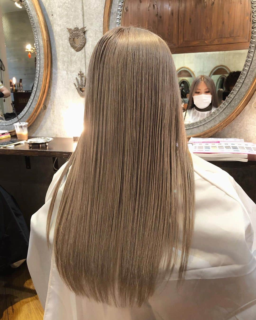 斉藤潤一さんのインスタグラム写真 - (斉藤潤一Instagram)「オッジィオットを最大限使いこなして 髪の修復と色の均等性を考えてやりました。 BeforeとAFTERを比較してください。 オッジィオットをやっているお店ならどこでもできるわけではなく。 かなりの数と経験から導き出した入れ方なので是非ROCOSPEARZでやってみて下さい。  バレイヤージュ　 #髪質改善 も可愛い  スタイリスト　#斉藤潤一  明るいカラーが好きな方は是非 . 〒150-0041 東京都渋谷区神南 ご予約はこちらへ ☞☞ TEL ☏﻿ ﻿03-3462-2093 web  roco@1cs.jp 渋谷 美容室 #rocospearz . 〒150-0041 東京都渋谷区神南1-14-9 第7FMGビルB1F . . ご予約はこちらへ ☞☞ TEL ☏﻿ ﻿03-3462-2093 web  roco@1cs.jp . ★平日  open  11:30-22:30 ★土日祝  open  11:00-21:30  #渋谷#東京#oggiotto#新宿#新宿美容室#ヘアアレンジ #外国人風#バレイヤージュ #hair#渋谷美容室 #インナーカラー#オシャレ #ダブルカラー#外国人風カラー#ショートヘア #ヘアアレンジ #ケアブリーチ  #ラベンダーアッシュ #newcolor # #tokyo #shibuya #hair #オッジィオット #モデル#バレイヤージュカラー #バレイヤージュグラデーション」7月27日 2時21分 - rocospearz