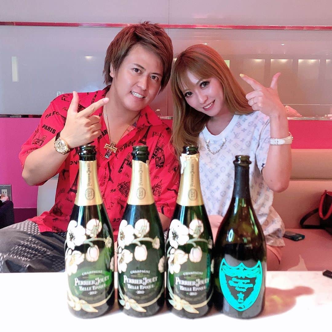 葉月樹里のインスタグラム：「もう8.9年くらいの付き合いになる、友達の たかひろ〜🙋‍♀️✨  . .  今じゃバリバリのイケイケ投資家👍   . .  投資してる人は大体知ってるよな🙊  . .  たかひろ経由で私も投資を始めたんやけど、最高でーす💴  . .  いつもありがとう、これからもずっ友〜😍  . . .  #葉月樹里 #soiréeine #ソワレーヌ @takahirosuzuki101877 #投資家 #pga #prancegold #プランスゴールド #シャンパン #ベルエポック #ドンペリ #一昔前のキャバ嬢写真撮ってみた #わたしがやると尚更ダサいかよ #これからは吉四六並べて写真撮るわ #pgaの日本発信者やーでーい」