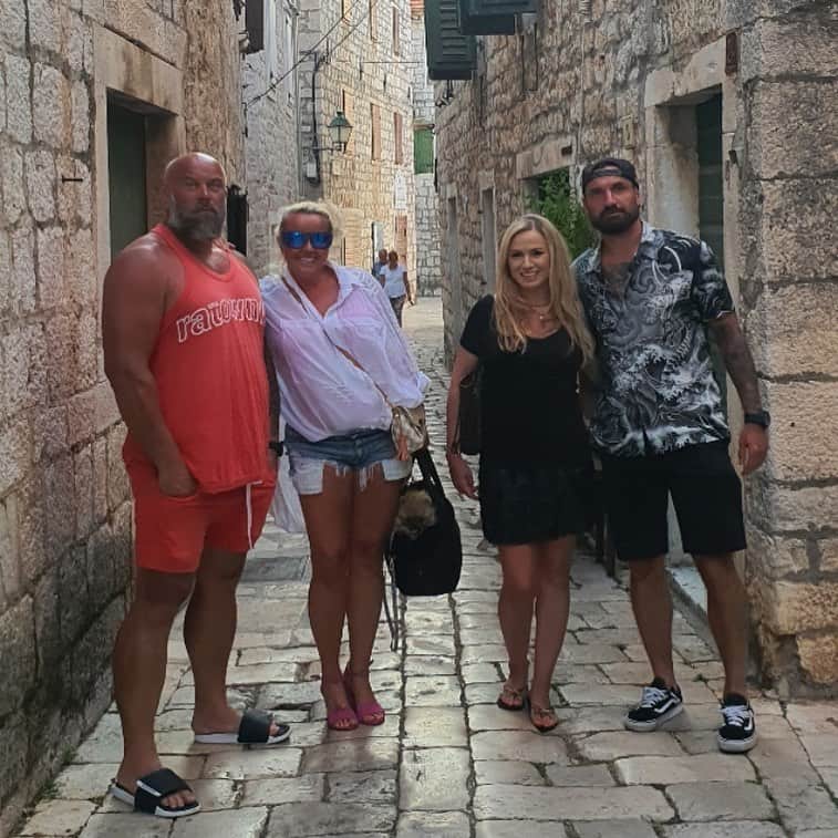 マルチン・ヴァシレフスキのインスタグラム：「W doborowym towarzystwie 💪🏻dzięki @marcelbusrzeszow @anetamarcel za tych mega kilka dni 😎 #croatia」