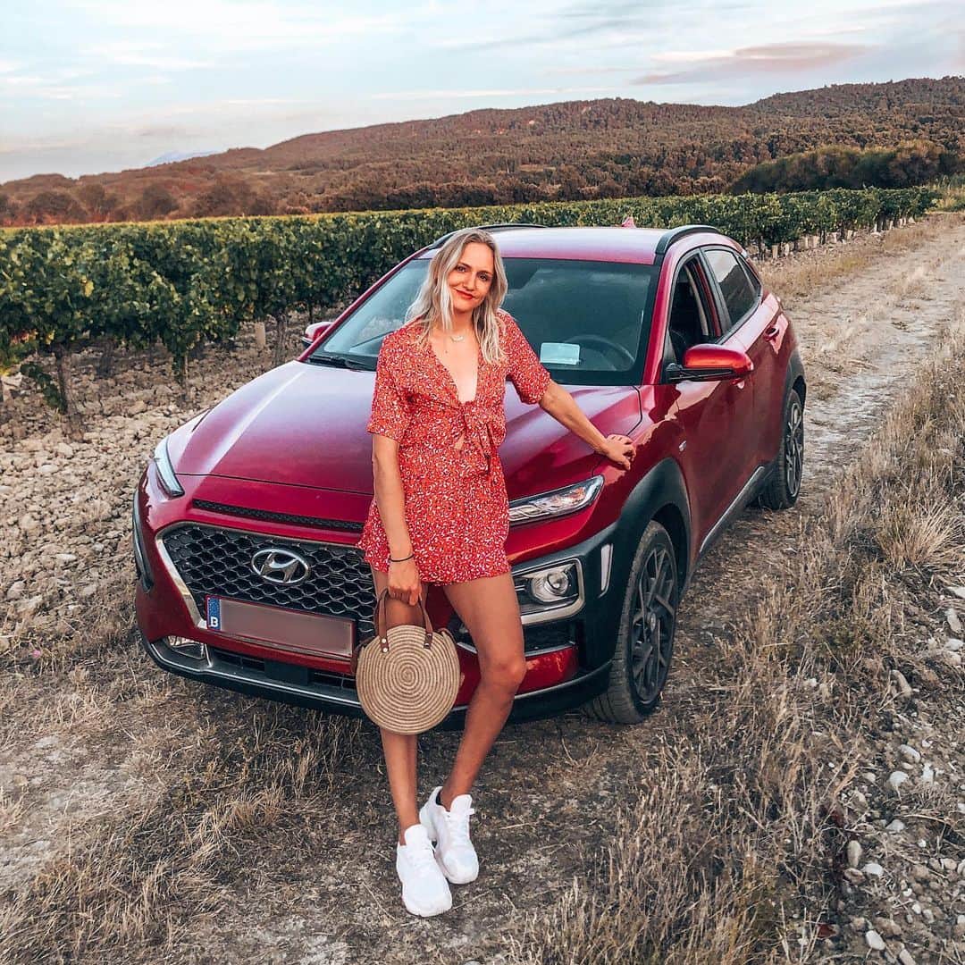 ハンネ・クレスのインスタグラム：「Sunset adventures in the vineyards 🍇🌅 #ladoucefrance @hyundaibelgium」
