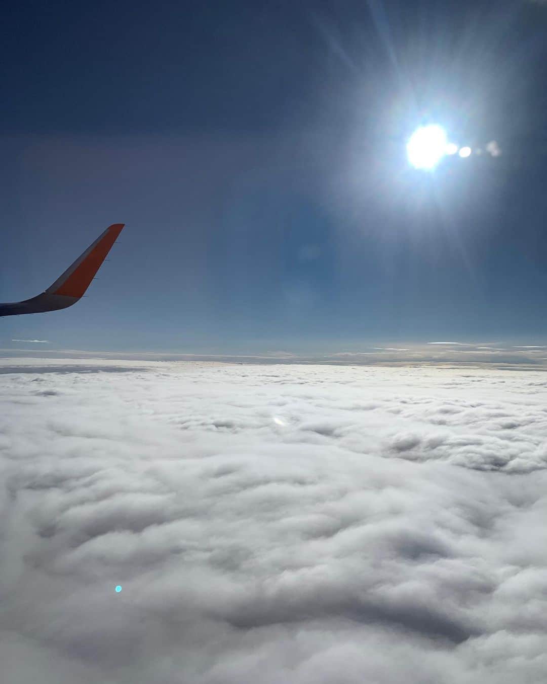 福山理子さんのインスタグラム写真 - (福山理子Instagram)「空  #空旅 #新千歳空港 #雲の上 #空 #飛行機の窓から #六花亭ポテトチップス  #flight」7月27日 2時32分 - rikofukuyama