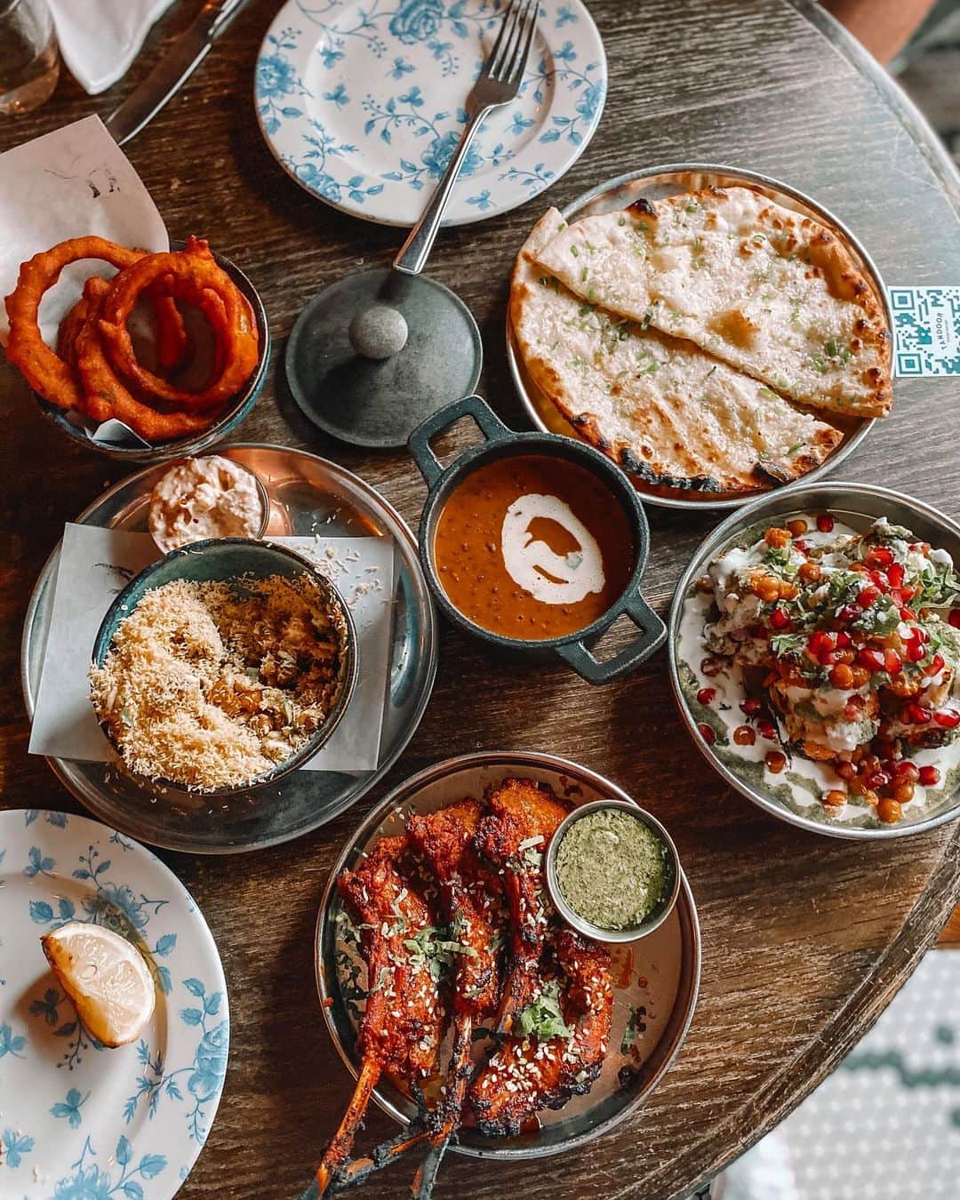 のインスタグラム：「The tastiest of Indian dishes @tandoorchop - my highlights were the black Dahl and the Amritsari lamb chops 🤤 but everything was great - would definitely recommend ! Also want to try their thali or the new Indian/Mexican fusion tandoor tacos soon!  Notes on covid - all the tables well spaced, menus via QE code and staff in masks. Felt v safe.   #invite 📷 @thetessaproject」