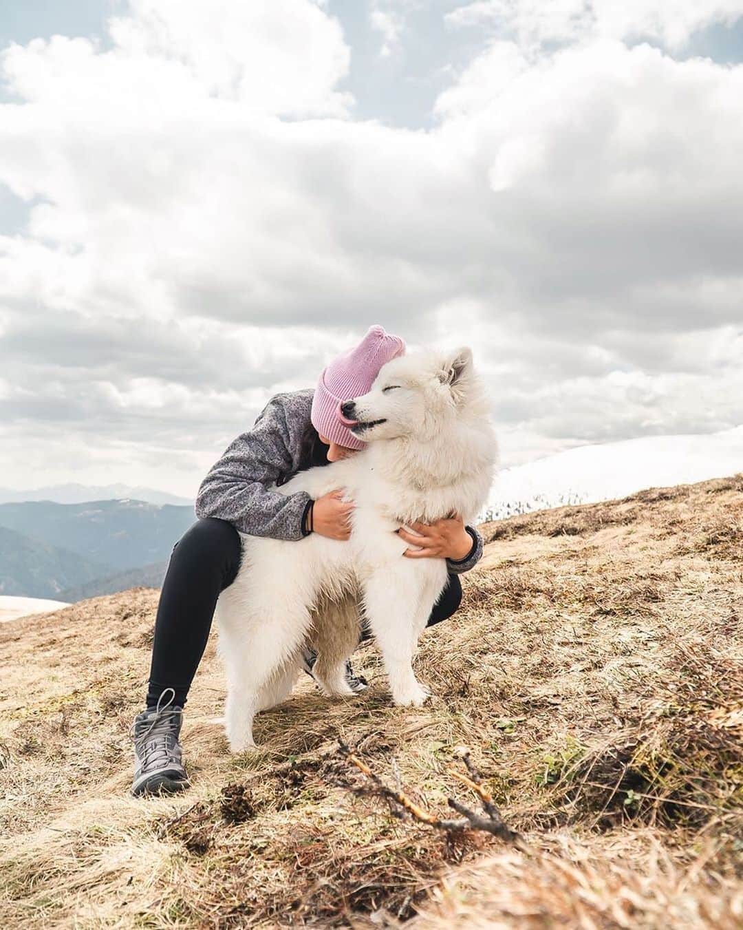 のインスタグラム：「Just sharing some snuggles with you. 📸: @mstschuli」