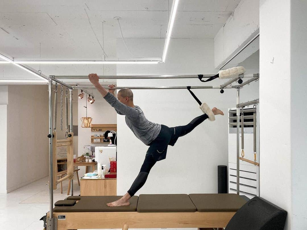 プニエル さんのインスタグラム写真 - (プニエル Instagram)「I heard Pilates is good for disk problems/posture so I tried it out! So difficult! Hence my facial expression in the last picture lol   📷: @abe_kim   필라테스가 디스크랑 자세 교정에 좋다고 들어서 한번 체험 해 봤어요! 굉장히 힘들었어요. 마지막 사진 제 표정 보면 얼거에요 ㅋㅋㅋㅋ」7月27日 2時35分 - btobpeniel