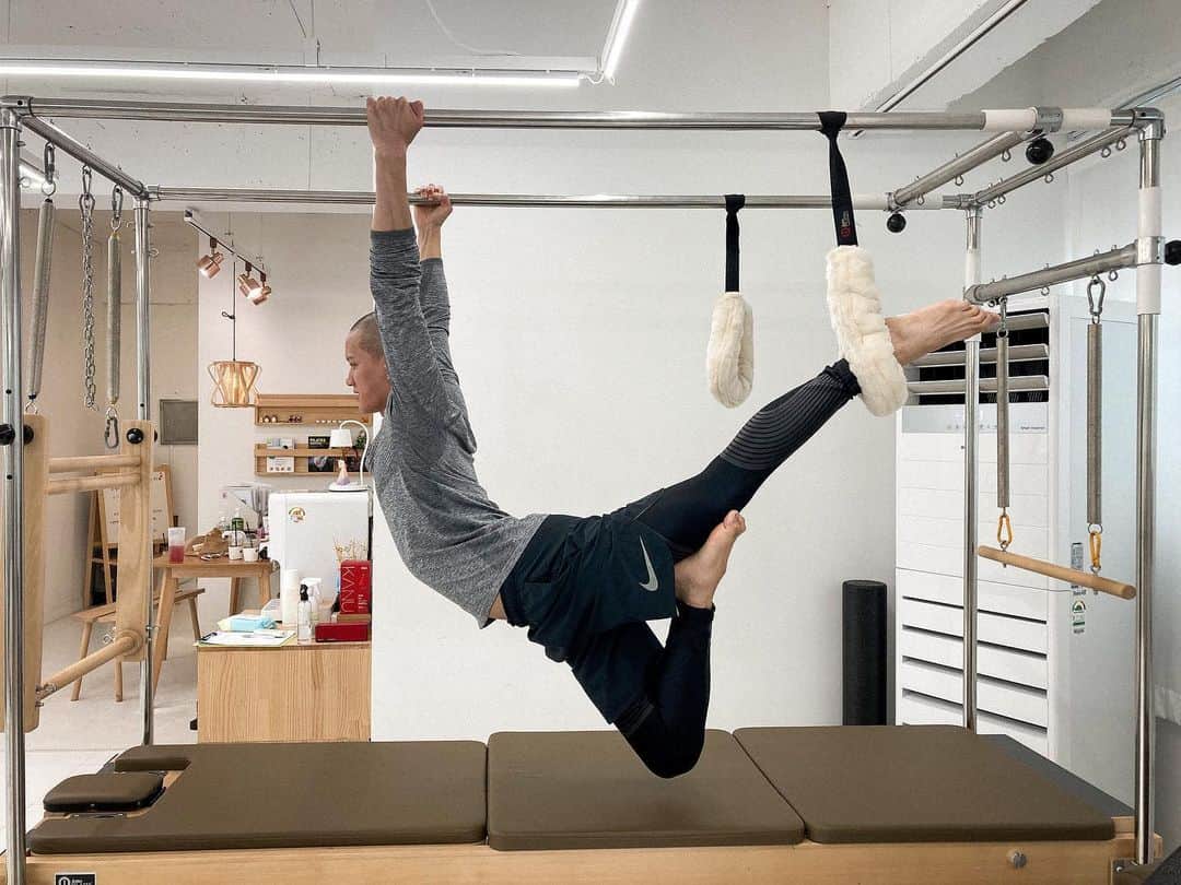 プニエル のインスタグラム：「I heard Pilates is good for disk problems/posture so I tried it out! So difficult! Hence my facial expression in the last picture lol   📷: @abe_kim   필라테스가 디스크랑 자세 교정에 좋다고 들어서 한번 체험 해 봤어요! 굉장히 힘들었어요. 마지막 사진 제 표정 보면 얼거에요 ㅋㅋㅋㅋ」