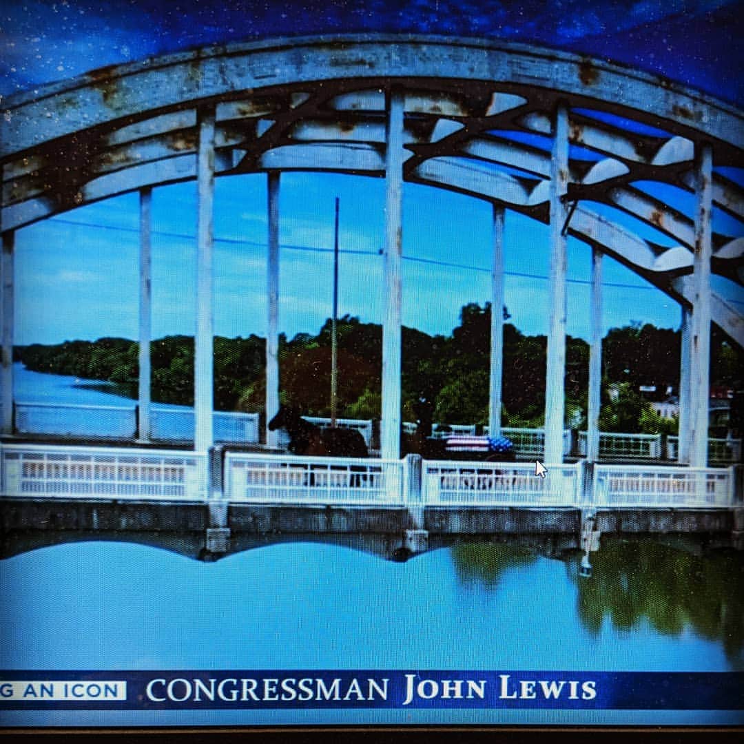 セサラーニのインスタグラム：「#RepJohnRobertLewis #lastcrossingSelmaBridge7/26/2020 #Walking with the wind, #AccrossthatBridge, a vision of change in America #findawaytogetinthewayandmakegood Trouble.....  #wewillfindthatway!, RIPRepJohnRobertlewis」