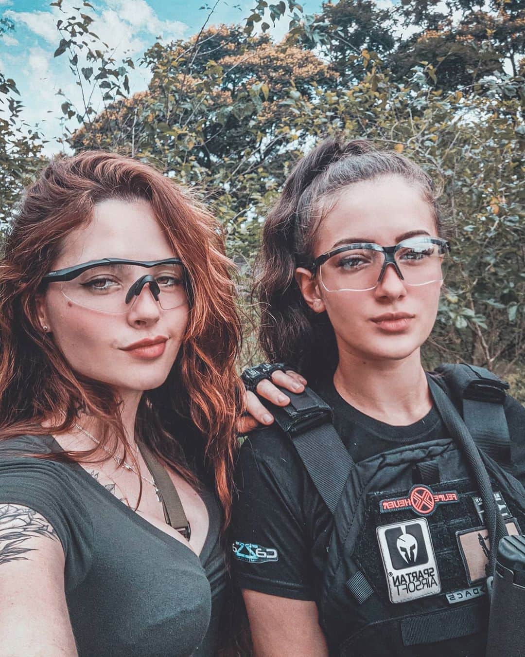 Anna Vargasのインスタグラム：「De um dia de airsoft na @airsoftcompanycwb com a @lariii_araujo_ 💜💜💜💜 . Parceiros: LOJA: @companystoreac Use o cupom MYST para ganhar 5%OFF . EQUIPAMENTOS TÁTICOS: @511tacticalbrasil . MUNIÇÃO: @spartanairsoftmunition . TREINAMENTOS TÁTICOS: @fhtreinamentosespeciais . PATCHES BORDADOS: @1ciadistintivosoficial . SITES: @sitevipinternet . CAMISETAS: @teamsix.brasil . #airsoftgirls」