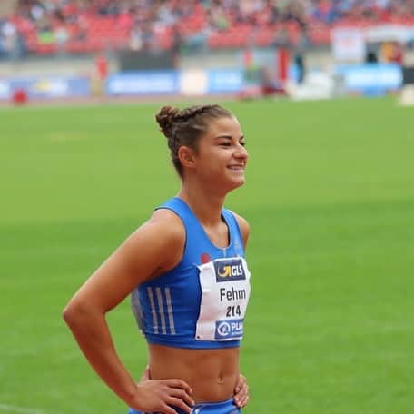 Katrin Fehmのインスタグラム：「Guten Abend 👋 Nachdem mich viele Nachrichten erreicht haben, werde ich auf diesem Wege eine kurze Antwort darauf geben. Vor einer Woche habe ich mir bei FastArmsFastLegs in Wetzlar Ausgangs der 200m-Kurve eine Verletzung an der Hüfte zugezogen. Leider muss ich aufgrund dessen die Saison vorzeitig beenden. Gerne hätte ich gezeigt, dass ich wieder vorne mitmischen kann. Ich wünsche allen Teilnehmern der Deutschen Meisterschaft in Braunschweig ganz viel Erfolg! 🍀  . . #nocomeback #cancelledplans #injured #munich #trackandfield #shithappens #kopfhoch」