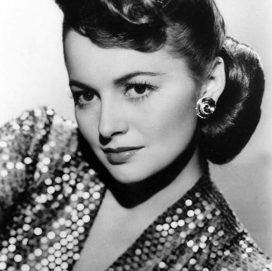 レスリー・フェラさんのインスタグラム写真 - (レスリー・フェラInstagram)「Beautiful at any age! RIP Olivia de Havilland. I loved her in 1946’s To Each His Own, about a mother seeking to reclaim a son she gave up for adoption. Her performance earned her an Academy Award. Other amazing films: The Heiress, The Snake Pit and , of course, Gone With the Wind. What few people know is that she fought the studio system and won. Tired of being typecast as the damsel in distress, she began refusing roles. WB tried to extend her 7-year contract as a penalty.  In 1943, she sued WB and won the right to choose her own roles, shaping the direction of her career in a historic ruling that is known as the “de Havilland law.” It was one of the most significant legal rulings in Hollywood, reducing the power of the big studios and awarding greater creative freedom to performers. A class act! Farewell, sweet Livvie. #oliviadehavilland」7月27日 2時55分 - mslesleyfera