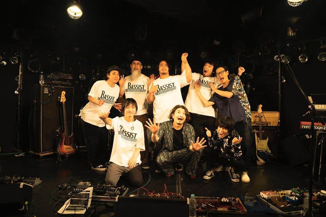 吉澤響のインスタグラム：「ベーシスト感謝祭2day、無事に終了！ 出演してくれたベーシストのみなさん、そして鍵盤の健太、どうもありがとう！！  今回例年に比べて開催を発表するのがすごく遅くなったのは、緊急事態宣言が出てるのに告知するのか、とか、ライブが飛んでるのに新しいライブ予定を発表していいのか、とか、発表しても最悪開催できないんじゃないのか、とか、いろんなこと考えてたからで、結局開催をアナウンスできたのは2ヶ月を切った5/29だった。 それも「開催します」っていうことだけ。  開催しますって言ってからも、世間の状況を見ながら、La.mamaや配信チームとなんども相談して、こんな場合はこうしよう、ああいう場合はああする、とか、いやー、いろいろ話したなー。 今回は本当に苦労したし、直前までバタバタしたけど、それでも開催できてよかったなと思えるイベントになりました。 ただ。お客さんを入れたかった。 前日までがんばったのになー、くそー まあ仕方ない。  配信ライブは回数を重ねるたびに視聴者数が減ると持ちきりだけど笑、それでもやっていかないとやっていけないわけで、これからも何かおもしろいことを企むだけである。」
