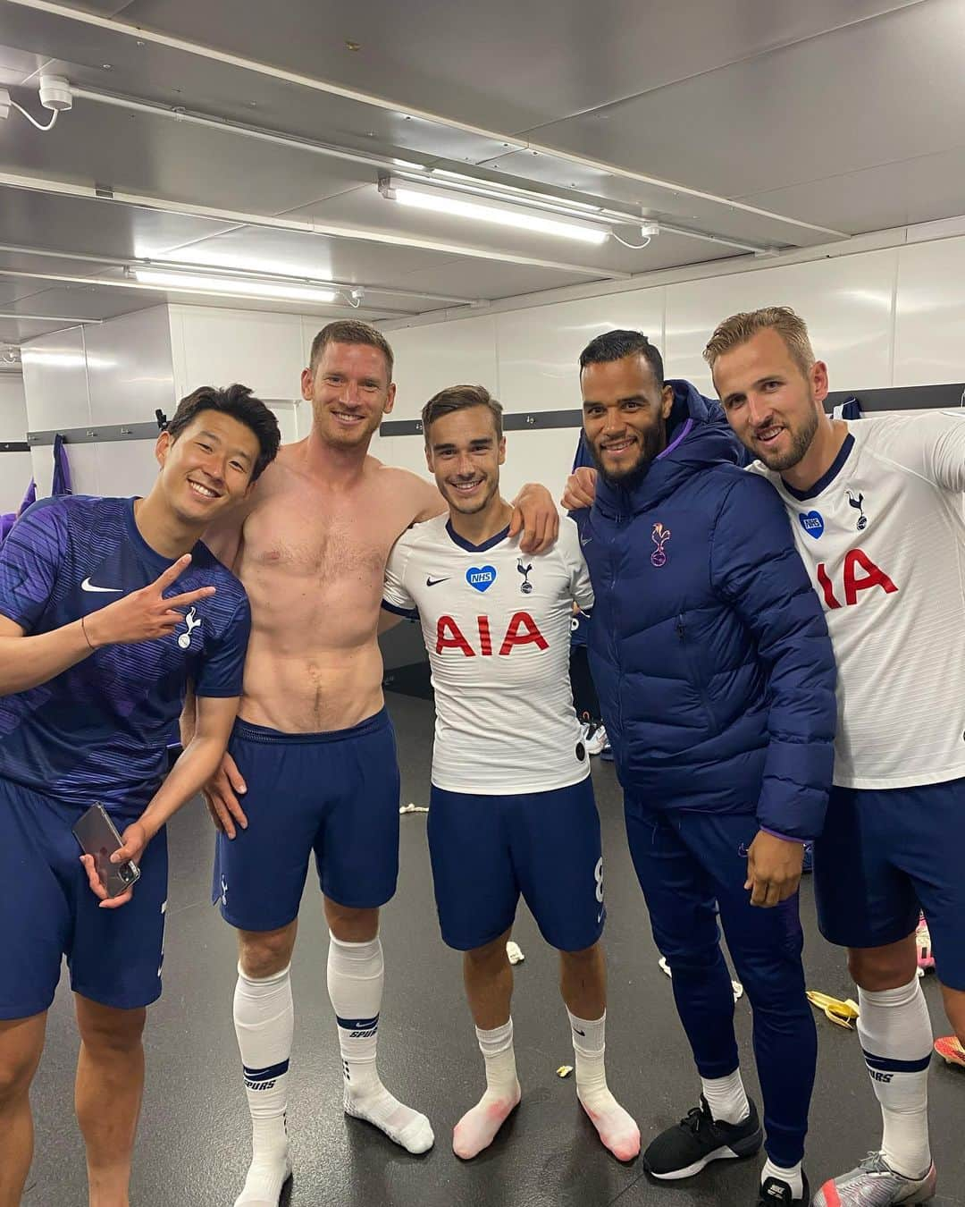 ハリー・ウィンクスのインスタグラム：「Gonna miss these two❤️Been a huge part of my career since I came through the academy both on and off the pitch. All the best in your next chapters boys #Y😜😘」