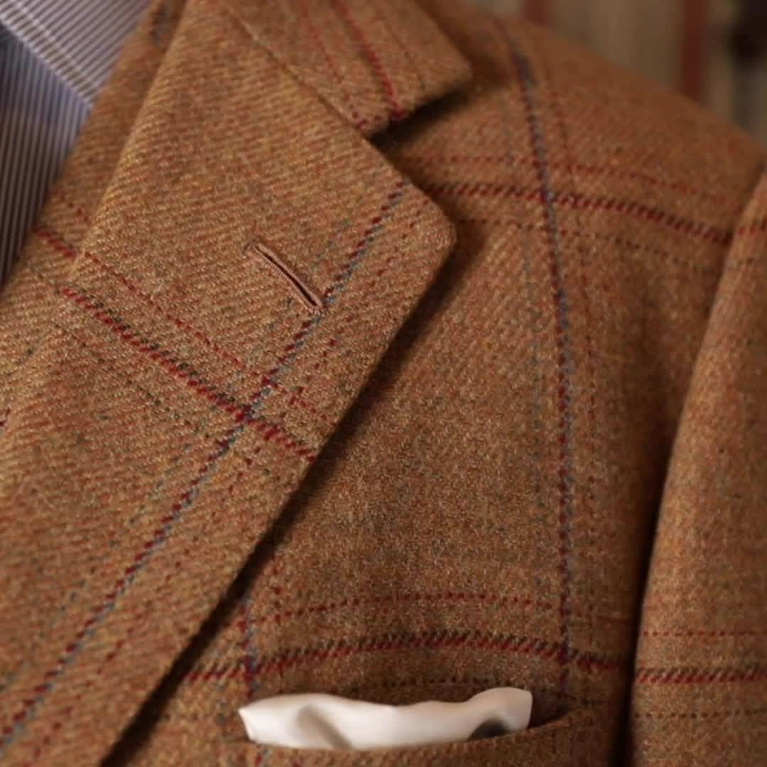 のインスタグラム：「Whilst you can’t guarantee the weather, the company, or the lunch you can always rely on Huntsman to keep you both comfortable and smart on the shooting field. Whether it’s a walked-up day in Gloucestershire or a partridge spectacular in Yorkshire, ensure you’re the best dressed.  Discover more about Huntsman's bespoke shooting attire for both ladies and gentlemen and book your appointment now⁠ ⁠ #huntsmansavilerow #bespoke #tweed #thehouseoftweed #shootingseason #shootingattire #theartofbespoke⁠」