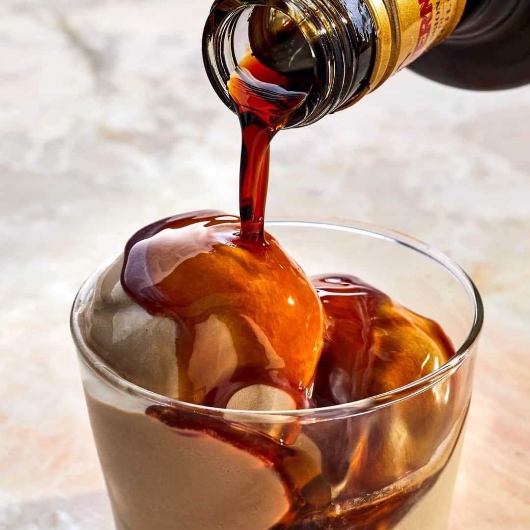 Food & Wineさんのインスタグラム写真 - (Food & WineInstagram)「Amaro floats combine the best of both worlds: ice cream and booze. Tap the link in our bio for some of our favorite floats to make at home—bittersweet and perfect for rounding out a great summer meal. 📷: @protazio」7月27日 3時01分 - foodandwine