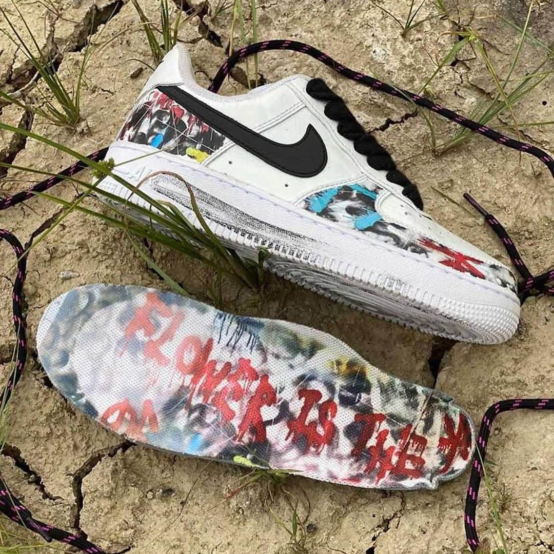 Sneaker Newsさんのインスタグラム写真 - (Sneaker NewsInstagram)「The sequel to @xxxibgdrgn's PEACEMINUSONE x Nike Air Force 1 Low features an inverted white/black colorway with the same rabid artwork hidden beneath an exterior coat. Are these better than the first? Hit the link in our bio for a closer look.」7月27日 3時02分 - sneakernews