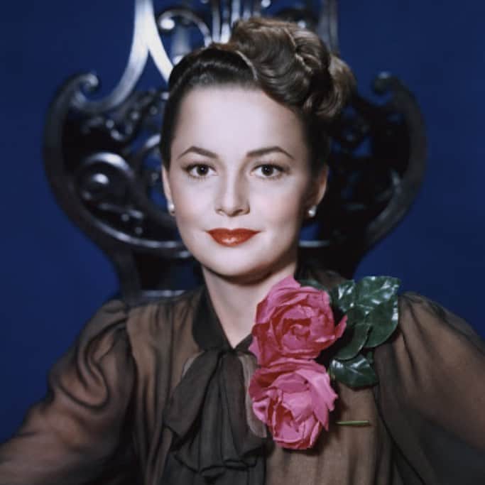 アレクシマビーユのインスタグラム：「RIP Olivia de Havilland and bravo for such a marvelous career @oliviadehavilland @oliviadehavilland_centenarian #oliviadehavilland #oscars #centenarian #career #rip #moviestar #willmissyou #hollywood #bestactress #timeless #forever #sourcils #beauty」