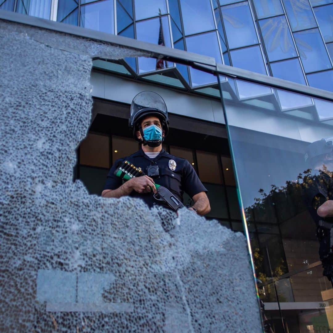 NBC Newsさんのインスタグラム写真 - (NBC NewsInstagram)「A police officer is seen through broken glass at the US Courthouse, damaged during a protest in solidarity with Portland's protests, in downtown Los Angeles on Saturday. . Police declared a citywide tactical alert in LA on Saturday, as demonstrators gathered downtown. Across the country, racial injustice protests in several cities led to clashes with police and multiple arrests. Tap the link in our bio to read more. . 📷 Apu Gomes / @afpphoto」7月27日 3時09分 - nbcnews