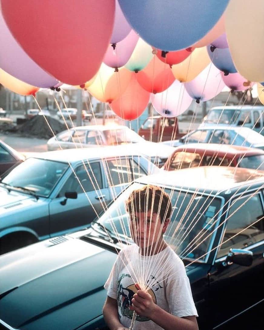 AnOther Magazineさんのインスタグラム写真 - (AnOther MagazineInstagram)「A boy with balloons in Chile, 1987, by @davidalanharvey 🎈⁠⠀ ⁠⠀ “When I saw this boy in Santiago, Chile, that ultimate image of freedom popped into my head,” the photographer says of the image. This photo features in @magnumphotos’ special collection of images available to buy in limited-edition 8x10-inch prints. You can browse the selection at the link in our bio 📲⁠⠀ ⁠⠀ RG @magnumphotos 🔁⁠⠀」7月27日 3時10分 - anothermagazine