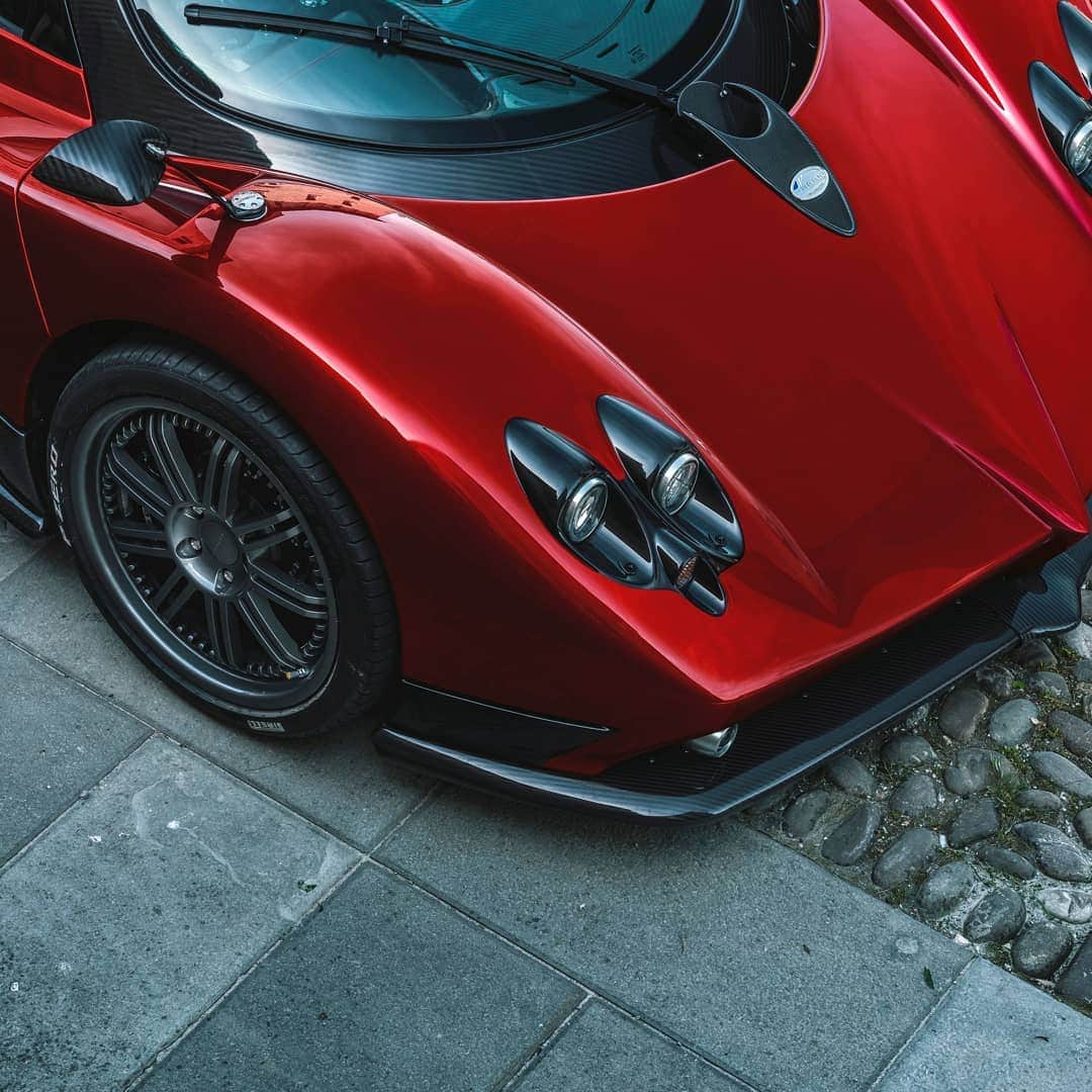 パガーニ・アウトモビリのインスタグラム：「The intense red colour of this Zonda F is like no other.⠀ ⠀ #pagani #zonda #zondaf⠀ Pic by @arnaudtaquet」
