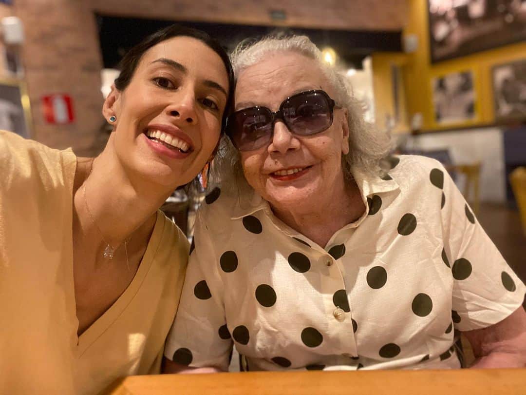 シェイラ・カストロのインスタグラム：「Hoje é dia dos avós!!! Vim homenagear minha vovozinha! Mulher mais forte que conheço. Todos que me acompanham já sabem muito bem quem ela é! Ela que já é Bisa de seis! E olha que fofo, minhas filhas chamam ela de Bibi!!! Amo muito vc vó! #diadosavós #Terere」