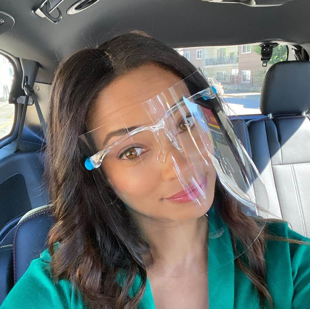 ロッチェル・エイツのインスタグラム：「Filming has started in Vancouver. I’m grateful to be back to work. Even though I was hesitant to be back on set during this pandemic, production is taking all the necessary precautions with strict Covid Protocols. 2 week Quarantine, testing, social distancing and wearing masks and much more. #TheNewNormal! Love working with this cast @grace_sunar @therealmarktaylor7  and director @jasonbourque1  @hallmarkchannel #atreegrowsinbrooklyn」