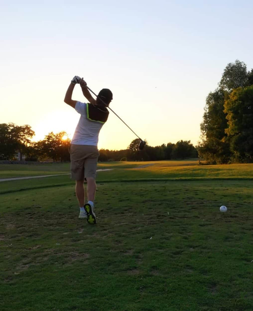 ギャレット・マッキーンのインスタグラム：「As par as the eye can see... straight into the sand trap」