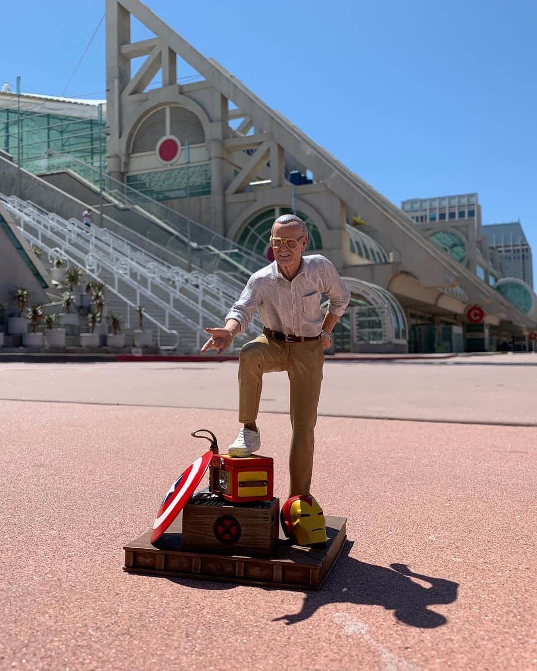 スタン・リーさんのインスタグラム写真 - (スタン・リーInstagram)「Cap’s shield: ☑️ Iron Man’s helmet: ☑️ Mjolnir: ☑️ This proud prototype of @ironstudios’ Stan Lee Deluxe figure just couldn't wait to make its first cameo appearance! #stanlee」7月27日 3時21分 - therealstanlee