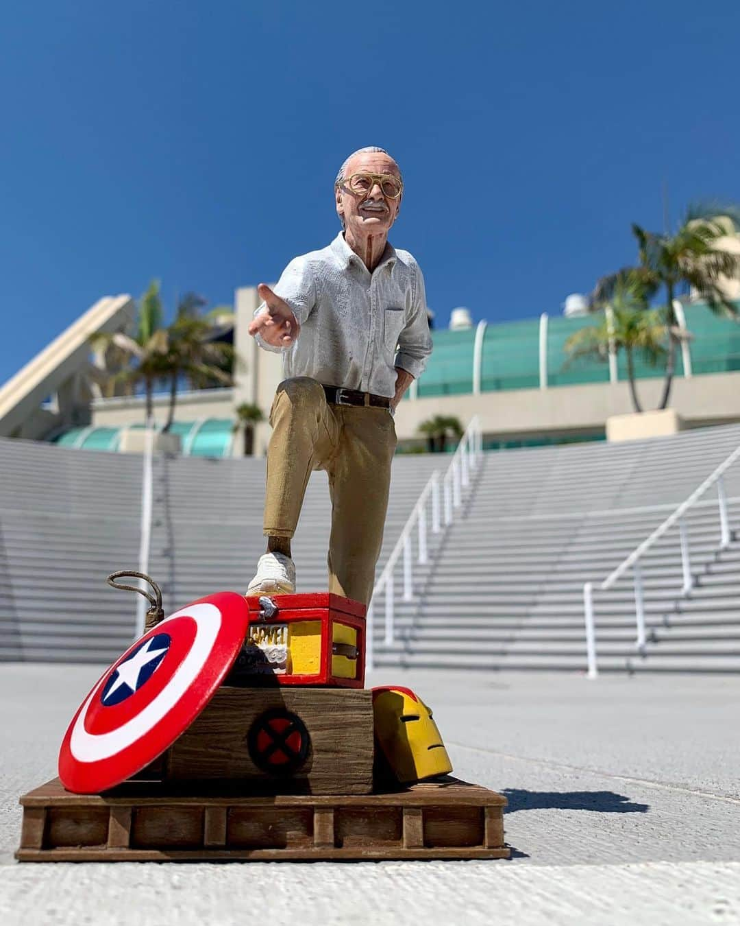 スタン・リーさんのインスタグラム写真 - (スタン・リーInstagram)「Cap’s shield: ☑️ Iron Man’s helmet: ☑️ Mjolnir: ☑️ This proud prototype of @ironstudios’ Stan Lee Deluxe figure just couldn't wait to make its first cameo appearance! #stanlee」7月27日 3時21分 - therealstanlee