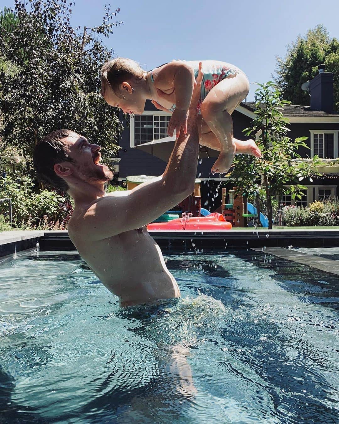 マシュー・カマのインスタグラム：「Being a dad rules.」