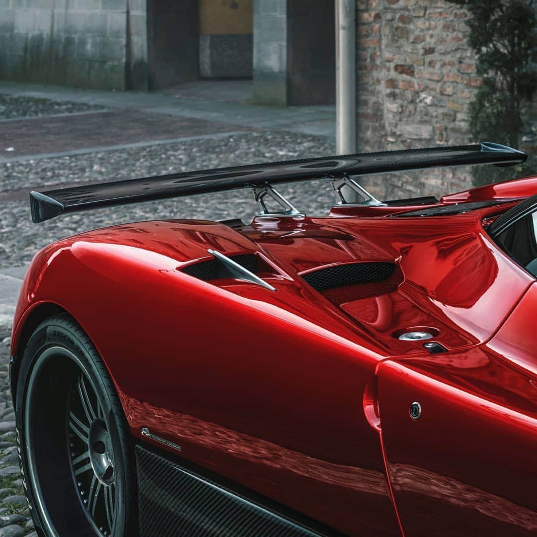 パガーニ・アウトモビリのインスタグラム：「The Zonda F, chassis 79 Red Dubai, a jewel made in 2007. ⠀ ⠀ #pagani #zonda #zondaf ⠀ Pic by @arnaudtaquet」