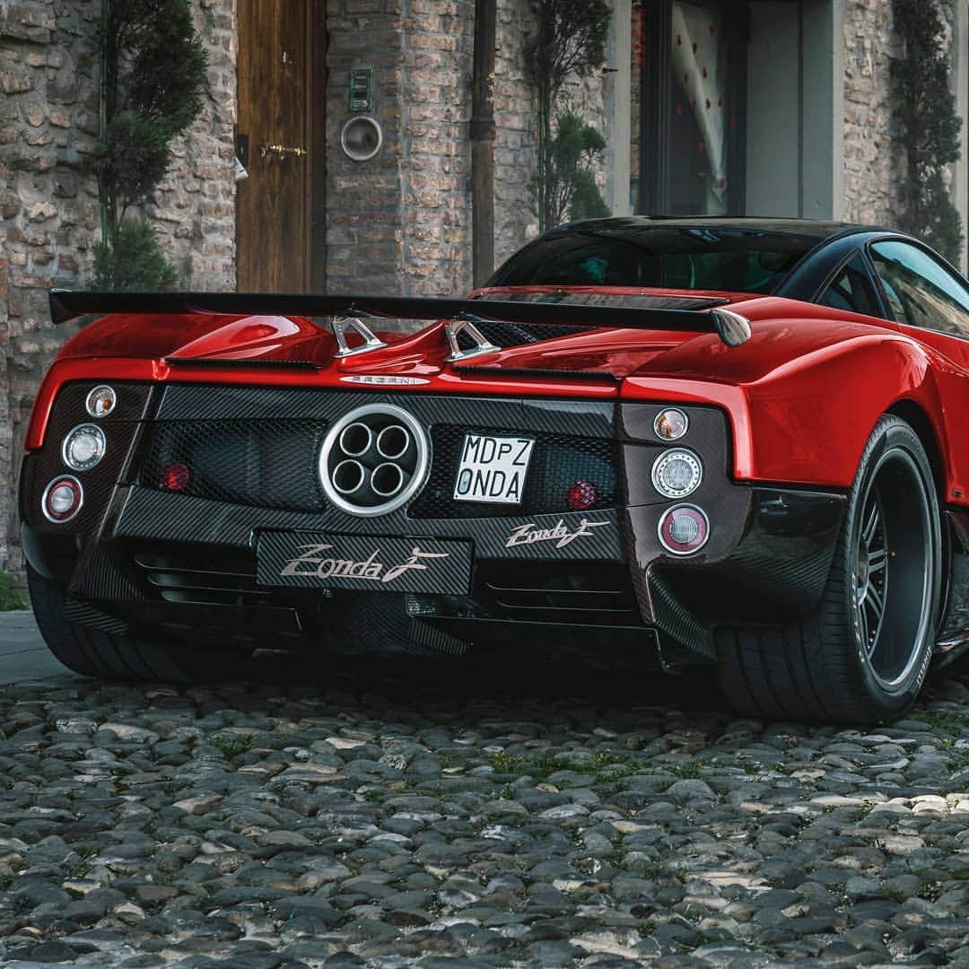 パガーニ・アウトモビリのインスタグラム：「One of the most spectacular specimens out of the 25 Zonda F in the world.⠀ ⠀ #pagani #zonda #zondaf ⠀ ⠀ Pic by @arnaudtaquet」