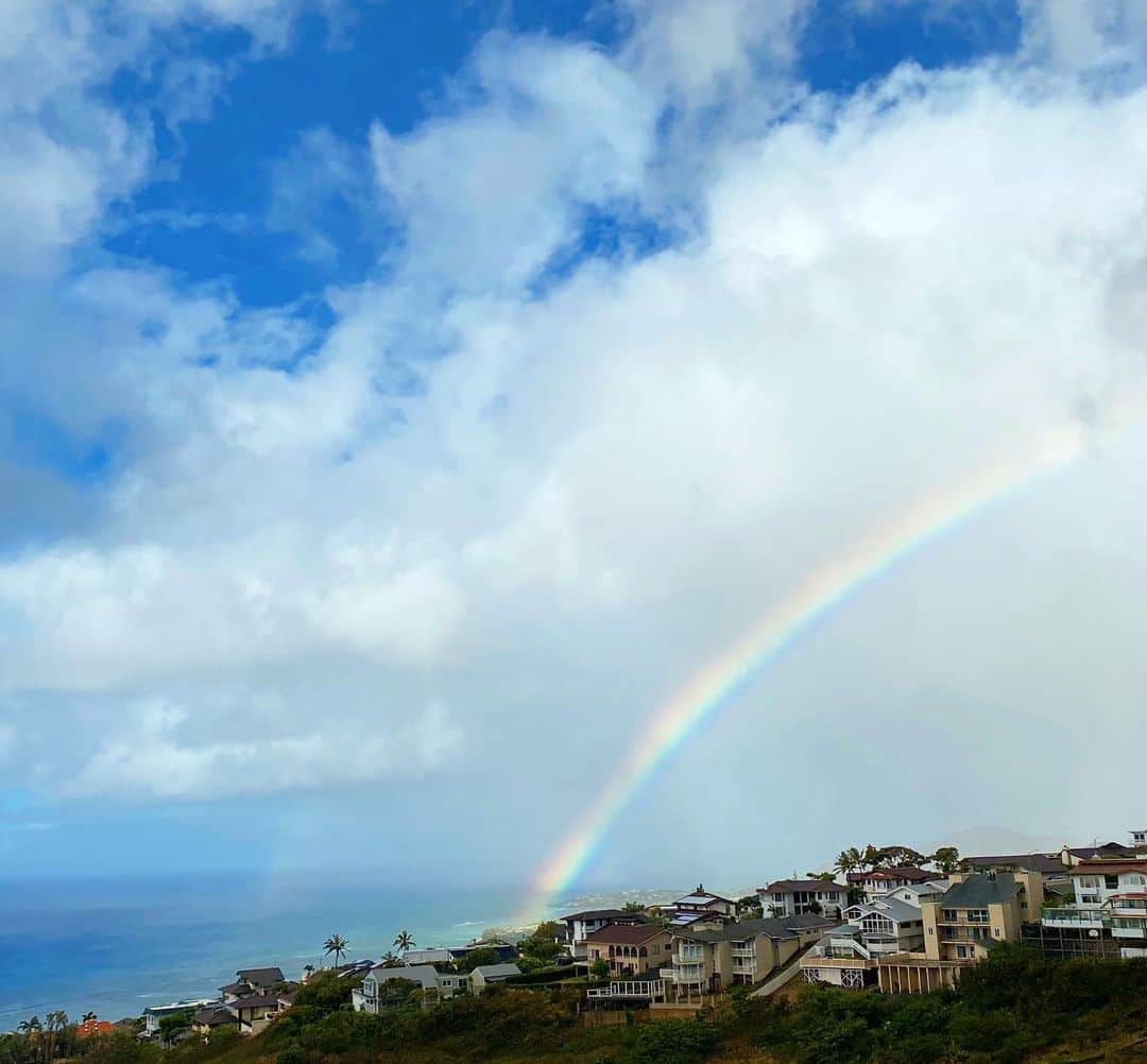 マキ・コニクソンさんのインスタグラム写真 - (マキ・コニクソンInstagram)「ハワイからおっはよ！💨 朝7:50のホノルルの空の様子！ うちの山に虹🌈ちゃまが顔を出してくれました！まるで”大丈夫だよ！”って見守ってくれてるみたいな気がします。🌈ハリケーン ダクラス君が接近してるのですがいまはマウイの近くにいるそうです。正確に言うとホノルルから235マイル(378キロ)東にいるらしい。風は強くなったり弱くなったりしていますがうちの方は青空が出ています！ビッグアイランドはそれたみたいだから良かった！ でもマウイ島とオアフ島とカウアイ島に警告が出ています。今は青空が出ていても1分後にはお天気が急変するのでこの3島に在住の方々、お互い油断しないでくれぐれも気を付けましょうね！☝🏼 #エアハワイ🌺  #ハッピーレインボー🌈  #ハリケーンダクラス情報 #それるって！🤣 #ストーリー見てね！😊」7月27日 3時37分 - makikonikson
