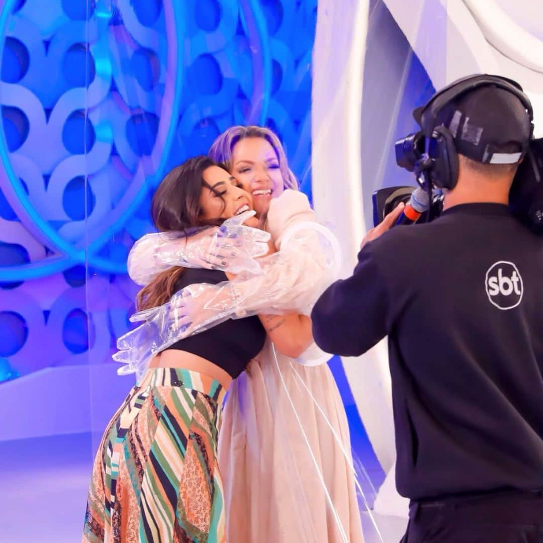 Eliana Michaelichin Bezerraのインスタグラム：「Vem que aqui tem abraço de um jeitinho especial, culinária com muita risada e prêmios e ainda famosos da Internet! Já estamos no ar para animar seu domingo.  Chama a família. #SBT #programaeliana」
