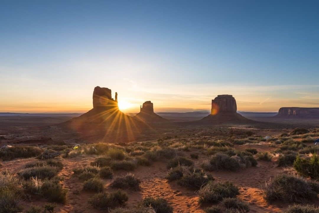 National Geographic Travelさんのインスタグラム写真 - (National Geographic TravelInstagram)「Photo by @michaelclarkphoto  The sun sets over Monument Valley in the Navajo Tribal Park located on the Utah-Arizona border in the southwestern United States. #monumentvalley #navajo #navajotribalpark」7月27日 9時05分 - natgeotravel