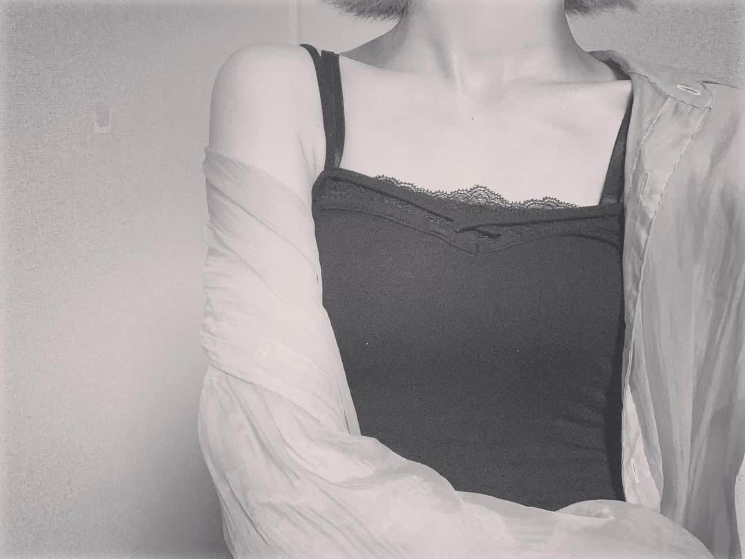 桑名利瑠のインスタグラム：「. . . good morning.... 今日も素敵な1日を....♡ . みんなからの コメント📝お待ちしてます🦋 突然返事するかも....?❤︎ . . . #fashion #outfit #outfitoftheday #goodmorning #makeup #make #followｍe #followforfollowback #photooftheday #photo #selfie #selca #モノクロ #code #l4l #instafashion #instagood #instalike #today #夏 #東京 #여름 #아이돌 #패션 #화장품 #style #me #鎖骨 #美 #シャツ」